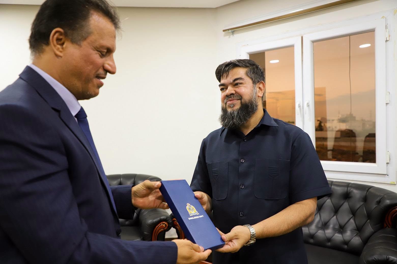 رئيس الجامعة يستقبل السفير البنغلاديشي