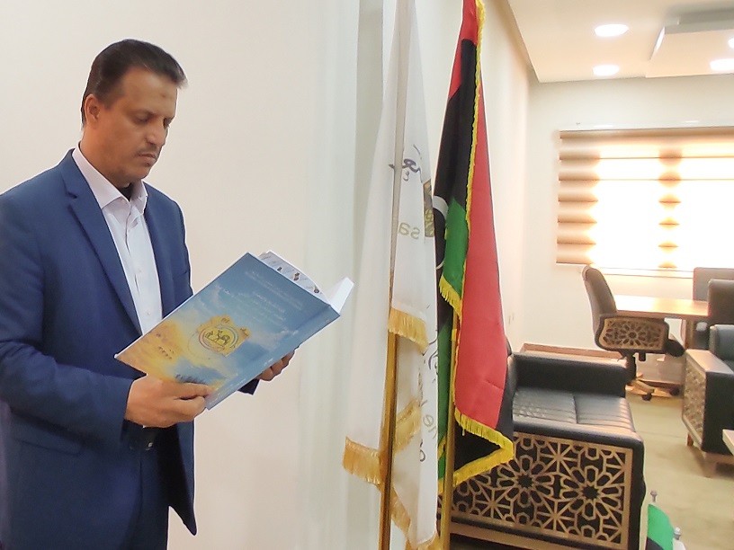 رئيس جامعة السيد محمد بن علي السنوسي الإسلامية يتسلّم النسخ الأولى من الإصدارين الثاني والثالث لسلسلة المؤتمرات العلمية