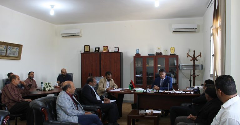 السيد الدكتور موسي رجب عبد الشفيع رئيس جامعة السيد محمد بن علي السنوسي الإسلامية يعقد اجتماعا مع مدراء الإدارات والمكاتب